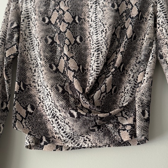 SNAKESKIN PRINT LONG SLEEVE - Picture 3 of 4